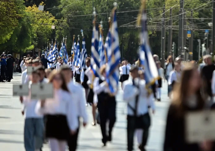 Ολοκληρώθηκε με επιτυχία η μαθητική παρέλαση στο Σύνταγμα – Πλήθος κόσμου στο κέντρο της Αθήνας